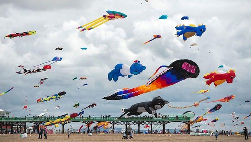 Layang-layang sudah menjadi salah satu alat permainan masa kecil paling populer di dunia. Berikut deretan foto-foto festival layangan paling heboh.