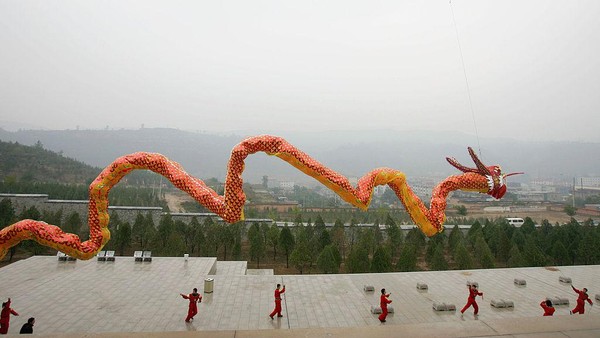 Menandai Festival Chong Yang terlihat sebuah layangan berbentuk naga raksasa diterbangkan di Huangling, China, pada 11 oktober 2005 lalu.
