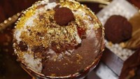Guinness World Records pernah mencatat sejarah bahwa ada es krim cokelat sundae yang ditawarkan dengan harga $ 25 ribu (Rp 371 juta). Dessert ini bernama Frrrozen Haute Chocolate Ice Cream Sundae yang dibuat oleh Serendipity 3 Restaurant. Foto: financesonline.com