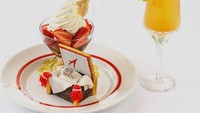 Dessert termahal dunia di posisi pertama adalah Strawberries Arnaud. Dessert ini berupa es krim vanila yang diberikan irisan stroberi, whipped cream, dan lembaran edible gold 24 karat. Dessert ini disajikan oleh Arnaud’s Restaurant di New Orleans, Amerika Serikat seharga $ 9,85 juta (Rp 146 miliar). Foto: financesonline.com