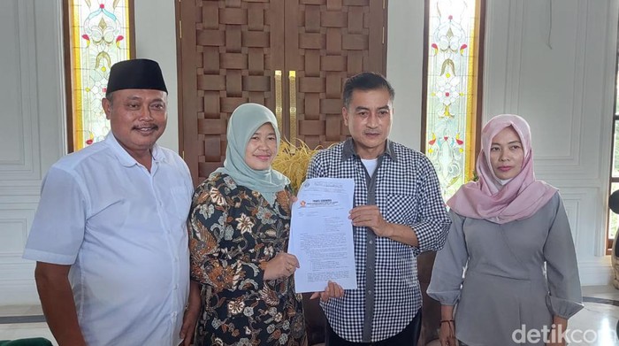 Eks Wali Kota Salatiga, Yuliyanto memegang surat aduan ke Menpan-rb