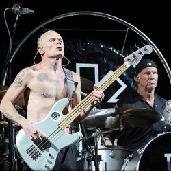 Plot Twist! Ngamen Pakai Lagu Otherside yang Nonton Chad Smith