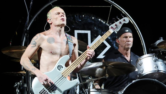 LAS VEGAS, NEVADA - AUGUST 06: Bassist Flea (L) and drummer Chad Smith of Red Hot Chili Peppers perform at Allegiant Stadium on August 06, 2022 in Las Vegas, Nevada. (Photo by Ethan Miller/Getty Images)