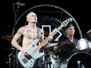 Plot Twist! Ngamen Pakai Lagu Otherside yang Nonton Chad Smith