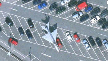 Pesawat jet parkir bersama sejumlah mobil di Hagen, Jerman.