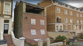 Dinding rumah yang merosot di Margate, Inggris.