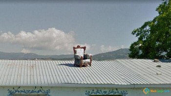 Kira-kira untuk apa ya sofa di atas atap? Lokaso di Kocani, Macedoni Utara. Foto: Weird Google Earth