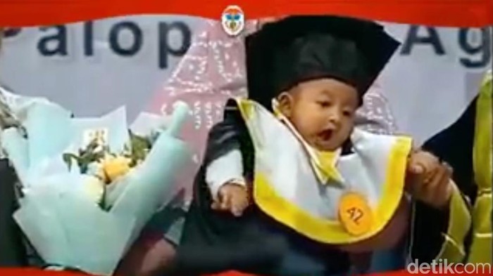 Foto: Bayi 4 bulan Kimberly mewakili almarhumah ibunya wisuda