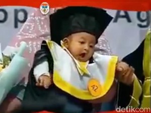 Cerita Nenek Bayi Ikut Wisuda, Mendiang Ibu Sempat Janjian Bareng Suami