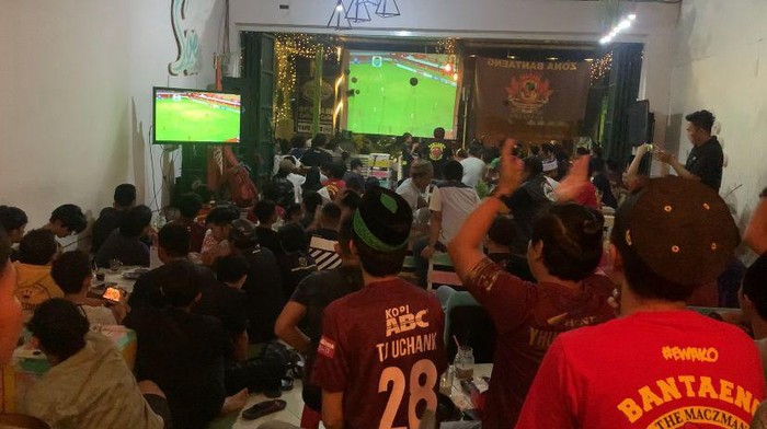 Suasana  nonton bareng suporter The Macz Man Zona Bantaeng
