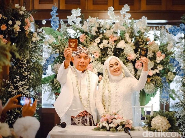 Foto pernikahan Ibu Elly dan bapak Suryohadi. Foto pernikahan Ibu Elly dan bapak Suryohadi.