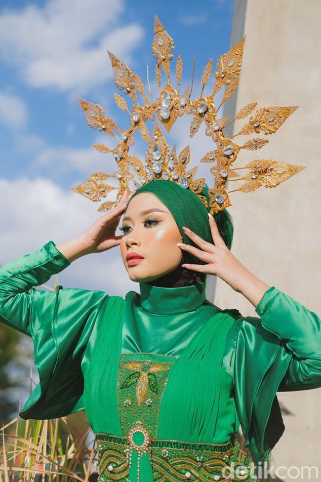 Unggahan video model Jember Fashion Carnaval yang jatuh saat fashion show ini sudah ditonton lebih dari 4,4 juta Views. Sama seperti penonton, netizen juga memuji aksi model yang jatuh saat catwalk namun tetap slay itu. Foto: Dok. pribadi Gecinda Jellyanitricia.