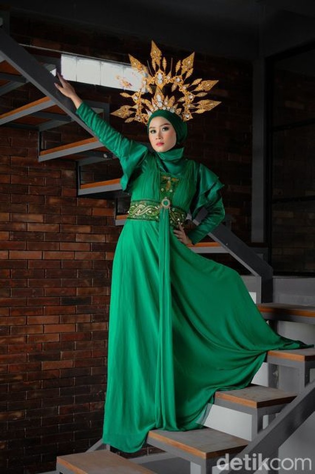 Ia mengungkapkan momen dirinya jatuh saat catwalk di Jember Fashion Carnaval 2022. Gecinda mengaku tidak panik saat jatuh. Kebetulan yang jatuh itu aku sendiri ya. Aku jatuh itu nggak sakit sama sekali sih karena nggak terkilir cuman keinjek baju bagian depan. Nah, pas jatuh itu aku langsung improvisasi buat gerakan tangan sambil duduk, sembari mikir cara berdiri sendiri, biar tetep cantik dan anggun, kata Gecinda. Foto: Dok. pribadi Gecinda Jellyanitricia.