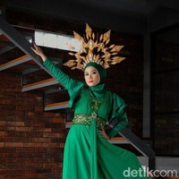 Ia mengungkapkan momen dirinya jatuh saat catwalk di Jember Fashion Carnaval 2022. Gecinda mengaku tidak panik saat jatuh. Kebetulan yang jatuh itu aku sendiri ya. Aku jatuh itu nggak sakit sama sekali sih karena nggak terkilir cuman keinjek baju bagian depan. Nah, pas jatuh itu aku langsung improvisasi buat gerakan tangan sambil duduk, sembari mikir cara berdiri sendiri, biar tetep cantik dan anggun, kata Gecinda. Foto: Dok. pribadi Gecinda Jellyanitricia.