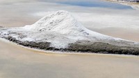 Produksi garam laut selama 10 tahun terakhir rata-rata sekitar 1,3 ton, tahun ini menjadi 2,5 ton.