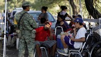 Ratusan tentara dikerahkan dalam proses penyelamatan pekerja tambang tersebut.