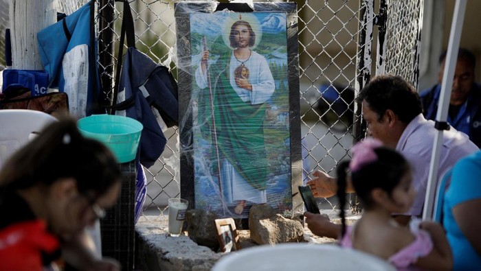 Harap-harap Cemas Keluarga Korban Penambang yang Terjebak di Meksiko An altar made by relatives of Jaime Montelongo Perez, one of the trapped miners, sits outside the facilities of a coal mine where a mine shaft collapsed leaving miners trapped, in Sabinas, Coahuila state, Mexico, August 8, 2022. REUTERS/Luis Cortes