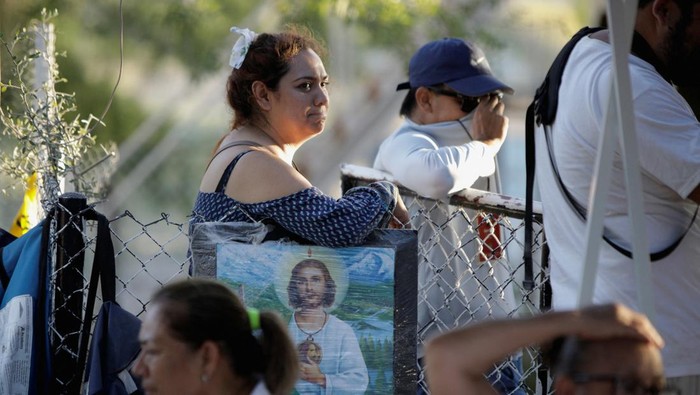 Harap-harap Cemas Keluarga Korban Penambang yang Terjebak di Meksiko An altar made by relatives of Jaime Montelongo Perez, one of the trapped miners, sits outside the facilities of a coal mine where a mine shaft collapsed leaving miners trapped, in Sabinas, Coahuila state, Mexico, August 8, 2022. REUTERS/Luis Cortes