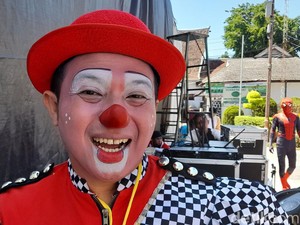 Hendayana dan Kostum Badut untuk Kegiatan Sosial