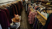 Lumpur terbawa banjir menggenangi toko pakaian di pasar tradisional di Seoul.  (Kim Hong-Ji/Reuters)