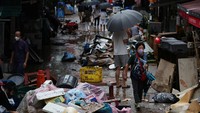 Baranng-barang berserakan akibat banjir di Seoul. Banjir ini terjadi hampir di seluruh wilayah Korsel, termasuk Seoul. (Kim Hong-Ji/Reuters)