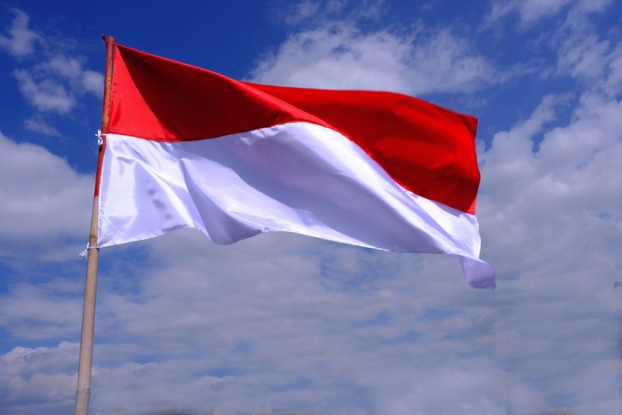 Ilustrasi Pahlawan Kemerdekaan Indonesia Flag Fluttered in the Blue Sky. Indonesian Independence Day in August.