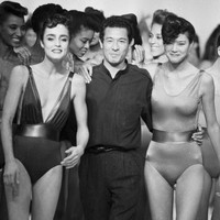 Semasa muda, ia bercita-cita menjadi penari atau atlet. Namun, keinginannya berubah ketika mulai membaca majalah fashion milik kakaknya. Issey Miyake pun termotivasi untuk mengejar impian sebagai desainer pakaian. (Foto: Gamma-Rapho via Getty Images/Daniel SIMON)