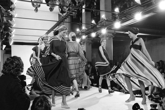 Paris sebagai pusat mode dunia kembali dituju Issey Miyake. Ia menggelar peragaan busana perdananya di Paris pada 1973, berbarengan dengan Thierry Mugler dan Sonia Rykiel yang sama-sama meluncurkan karya pertama berupa koleksi busana siap pakai. (Foto: AFP via Getty Images)