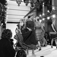 Paris sebagai pusat mode dunia kembali dituju Issey Miyake. Ia menggelar peragaan busana perdananya di Paris pada 1973, berbarengan dengan Thierry Mugler dan Sonia Rykiel yang sama-sama meluncurkan karya pertama berupa koleksi busana siap pakai. (Foto: AFP via Getty Images)