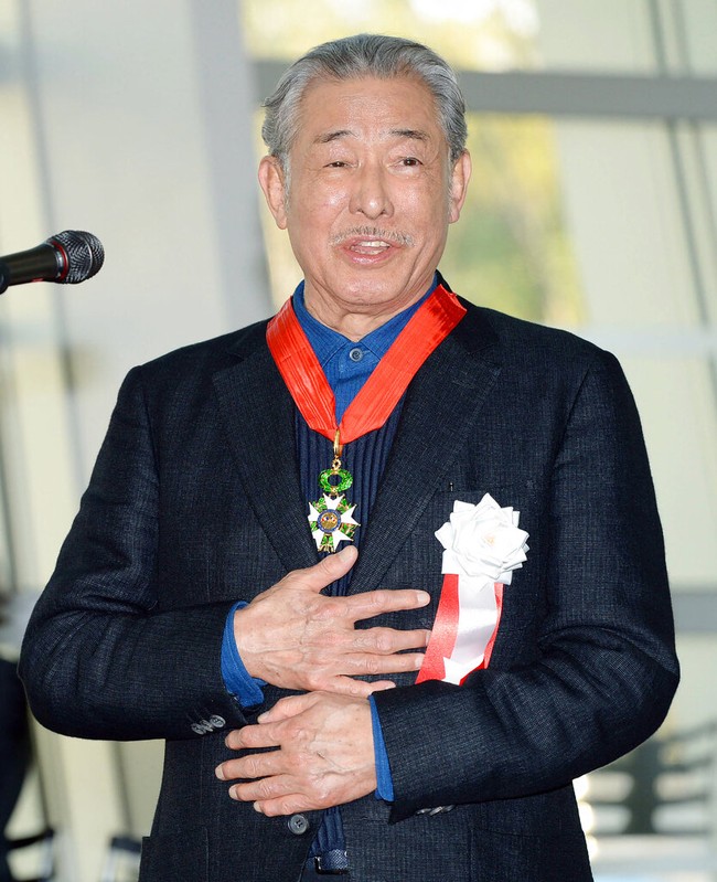 Atas jasa dan kontribusi Issey Miyake, untuk kemajuan industri mode dunia, dan terkhusus Jepang, Kaisar Akihito menganugerahinya Order of Culture pada 2010. Enam tahun kemudian, giliran pemerintah Prancis yang mempersembahkan Legion of Honor kepada Issey. (Foto: Kyodo News via AP)