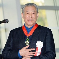 Atas jasa dan kontribusi Issey Miyake, untuk kemajuan industri mode dunia, dan terkhusus Jepang, Kaisar Akihito menganugerahinya Order of Culture pada 2010. Enam tahun kemudian, giliran pemerintah Prancis yang mempersembahkan Legion of Honor kepada Issey. (Foto: Kyodo News via AP)