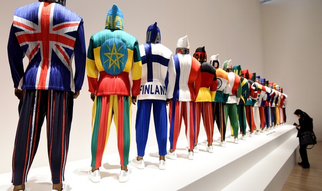 Issey Miyake mendapat kepercayaan dari pemerintah Lithuania untuk menciptakan seragam khusus tim negara pecahan Soviet tersebut di Olimpiade 1992. “Saat berpikir tentang pakaian masa depan, saya membayangkan baju olahraga sebagai sesuatu yang paling inovatif dan variatif,” ucap Issey kala itu. Koleksi baju Olimpiade rancangannya yang terinspirasi dari bendera negara-negara sempat dipamerkan di Tokyo pada 2016. (Foto: AFP via Getty Images/TORU YAMANAKA)