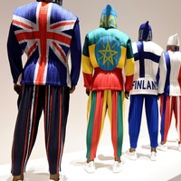 Issey Miyake mendapat kepercayaan dari pemerintah Lithuania untuk menciptakan seragam khusus tim negara pecahan Soviet tersebut di Olimpiade 1992. “Saat berpikir tentang pakaian masa depan, saya membayangkan baju olahraga sebagai sesuatu yang paling inovatif dan variatif,” ucap Issey kala itu. Koleksi baju Olimpiade rancangannya yang terinspirasi dari bendera negara-negara sempat dipamerkan di Tokyo pada 2016. (Foto: AFP via Getty Images/TORU YAMANAKA)