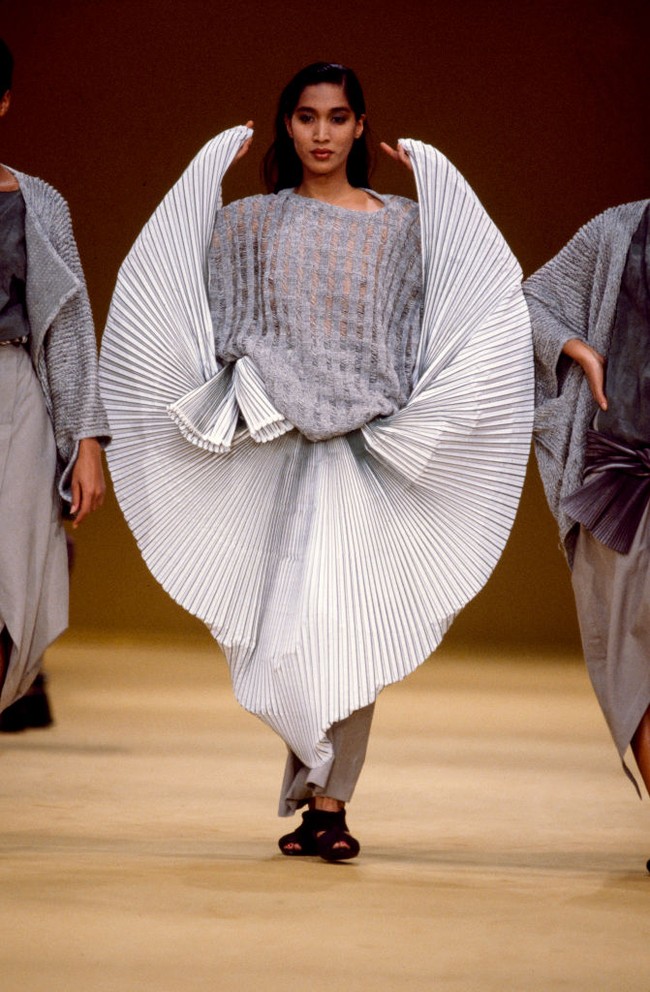 Inovasi Issey Miyake dalam pengembangan material menempatkannya pada sorotan. Pada akhir 1980-an, ia bereksperimen dengan lipit (pleats) yang berujung lahirnya teknik baru, Pleats Please. (Foto: Gamma-Rapho via Getty Images/Daniel SIMON)
