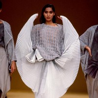 Inovasi Issey Miyake dalam pengembangan material menempatkannya pada sorotan. Pada akhir 1980-an, ia bereksperimen dengan lipit (pleats) yang berujung lahirnya teknik baru, Pleats Please. (Foto: Gamma-Rapho via Getty Images/Daniel SIMON)
