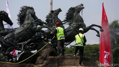 Jelang Hari Kemerdekaan, Patung Kuda Dibersihkan