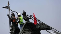 Tampak patung tersebut disemprot dengan air serta disikat. Patung tersebut merupakan karya seniman Nyoman Nuarta. Patung ini ditempatkan di persimpangan jalan Medan Merdeka, jalan MH Thamrin dan jalan Budi Kemuliaan.