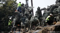 Pekerja melakukan pembersihan Patung Kuda Arjuna Wijaha di Jakarta Pusat, Selasa (9/8/2022).