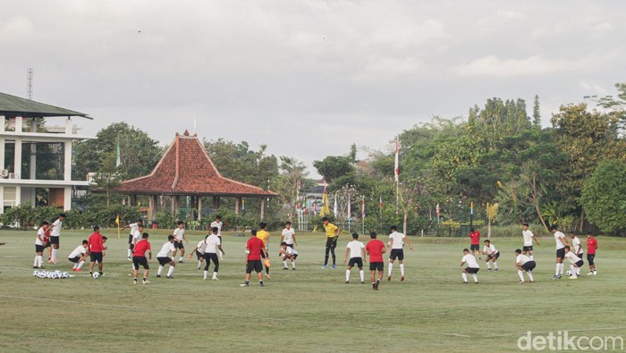 Jelang laga semifinal lawan Myanmar, timnas U-16 menggelar latihan di lapangan Yogyakarta Independent School, Sleman, Selasa (9/8/2022). Jelang laga semifinal lawan Myanmar, timnas U-16 menggelar latihan di lapangan Yogyakarta Independent School, Sleman, Selasa (9/8/2022).