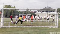 Sejumlah pemain timnas Indonesia U-16 berlatih umpan pendek dan tembakan arah gawang jelang laga semifinal menghadapi timnas Myanmar U-16. Foto: Pius Erlangga/detikJateng