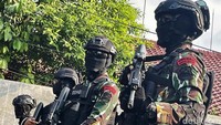 Personel Brimob tersebut tampak mengenakan pakaian loreng atau pakaian dinas lapangan (PDL).