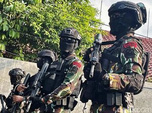 Penampakan Brimob Berbaju Loreng di Sekitar Rumah Ferdy Sambo