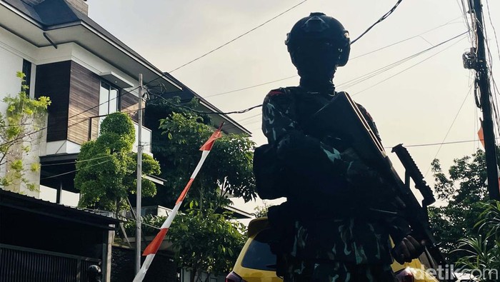 Jelang Pengumuman Tersangka Baru, Rumah Ferdy Sambo Dijaga Brimob Kapolri Jenderal Listyo Sigit Prabowo akan mengumumkan tersangka baru dalam kasus pembunuhan Brigadir Nofriansyah Yoshua Hutabarat atau Brigadir J. Detik-detik sebelum pengumuman tersangka, rumah Irjen Ferdy Sambo dijaga Brimob, Selasa (9/8/2022).