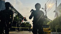 Personel Brimob bersiaga di sekitar rumah Irjen Ferdy Sambo.