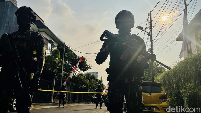 Jelang Pengumuman Tersangka Baru, Rumah Ferdy Sambo Dijaga Brimob Kapolri Jenderal Listyo Sigit Prabowo akan mengumumkan tersangka baru dalam kasus pembunuhan Brigadir Nofriansyah Yoshua Hutabarat atau Brigadir J. Detik-detik sebelum pengumuman tersangka, rumah Irjen Ferdy Sambo dijaga Brimob, Selasa (9/8/2022).