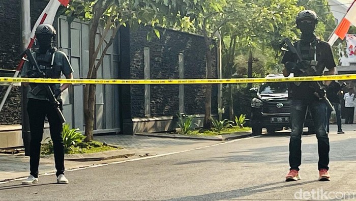 Jelang Pengumuman Tersangka Baru, Rumah Ferdy Sambo Dijaga Brimob Kapolri Jenderal Listyo Sigit Prabowo akan mengumumkan tersangka baru dalam kasus pembunuhan Brigadir Nofriansyah Yoshua Hutabarat atau Brigadir J. Detik-detik sebelum pengumuman tersangka, rumah Irjen Ferdy Sambo dijaga Brimob, Selasa (9/8/2022).