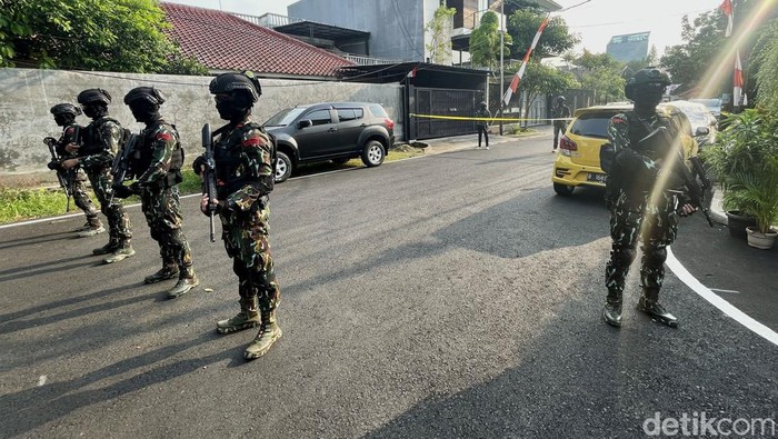 Kapolri Jenderal Listyo Sigit Prabowo akan mengumumkan tersangka baru dalam kasus pembunuhan Brigadir Nofriansyah Yoshua Hutabarat atau Brigadir J. Detik-detik sebelum pengumuman tersangka, rumah Irjen Ferdy Sambo dijaga Brimob, Selasa (9/8/2022).