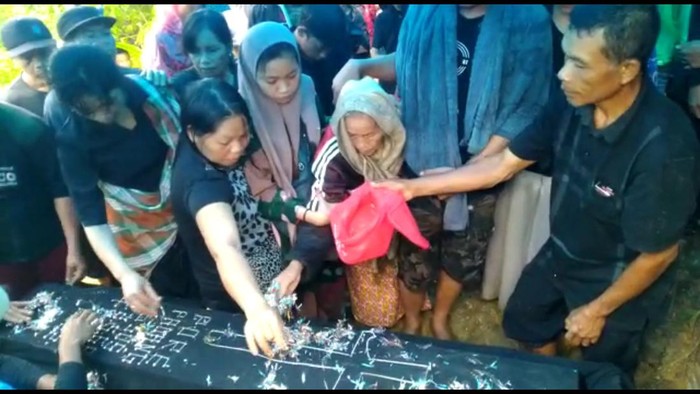 Jenazah pasutri tewas di Mamasa, Sulbar, dimakamkan.