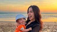 Jessica Iskandar menggendong anak keduanya, Don Azaiah Jan Verhaag. Foto: Instagram/@inijedar