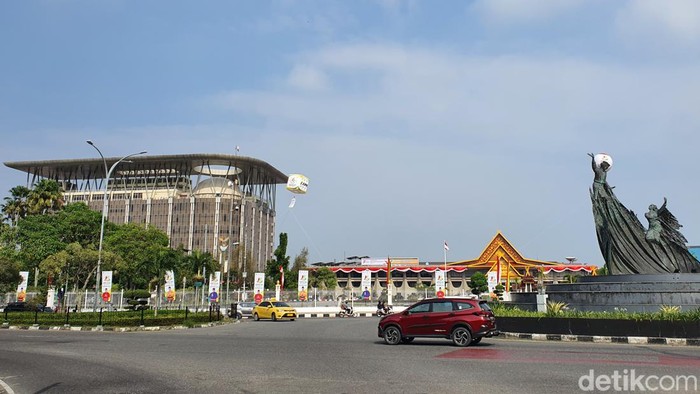 Kantor Gubernur Riau di Jalan Jenderal Sudirman, Pekanbaru.